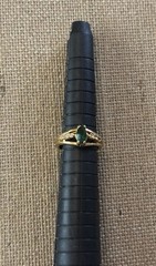 Gold Tone faux emerald center stone Sz 4.5