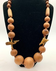 Chunky Graduated Wood Bead Necklace Whale Dolphin Sea Animal Carved 1970-80s Vtg