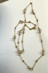 📿 VTG AVON FAUX PEARL CLUSTER NECKLACE • GOLDTONE TWISTED STATIONS • 24″