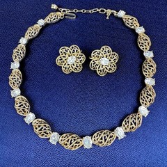 Vintage Crown TRIFARI Gold Tone Necklace & Clip-On Earrings Set ~ Excellent!