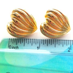 Vintage Signed Avon Gold Tone Textured Ribbed Heart Romantic Love Post Earrings