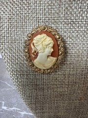 Orange Off White Resin Lady Cameo Gold Tone Metal Metal Brooch Vintage