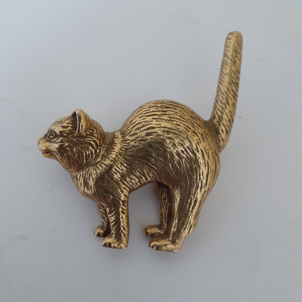 Vintage Signed MMA Metropolitan Museum Art Gold Tone Suprised Cat Brooch Pin