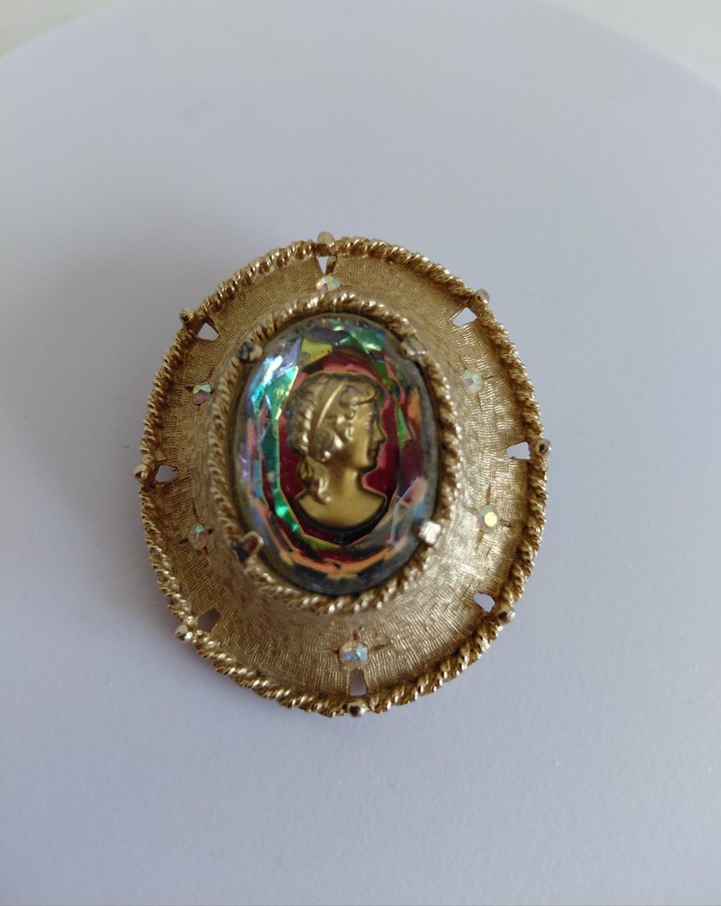 1968 Judy Lee Faceted Heliotrope Glass Reverse Cameo Broch Enhancer A .Borealis