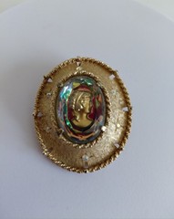 1968 Judy Lee Faceted Heliotrope Glass Reverse Cameo Broch Enhancer A .Borealis
