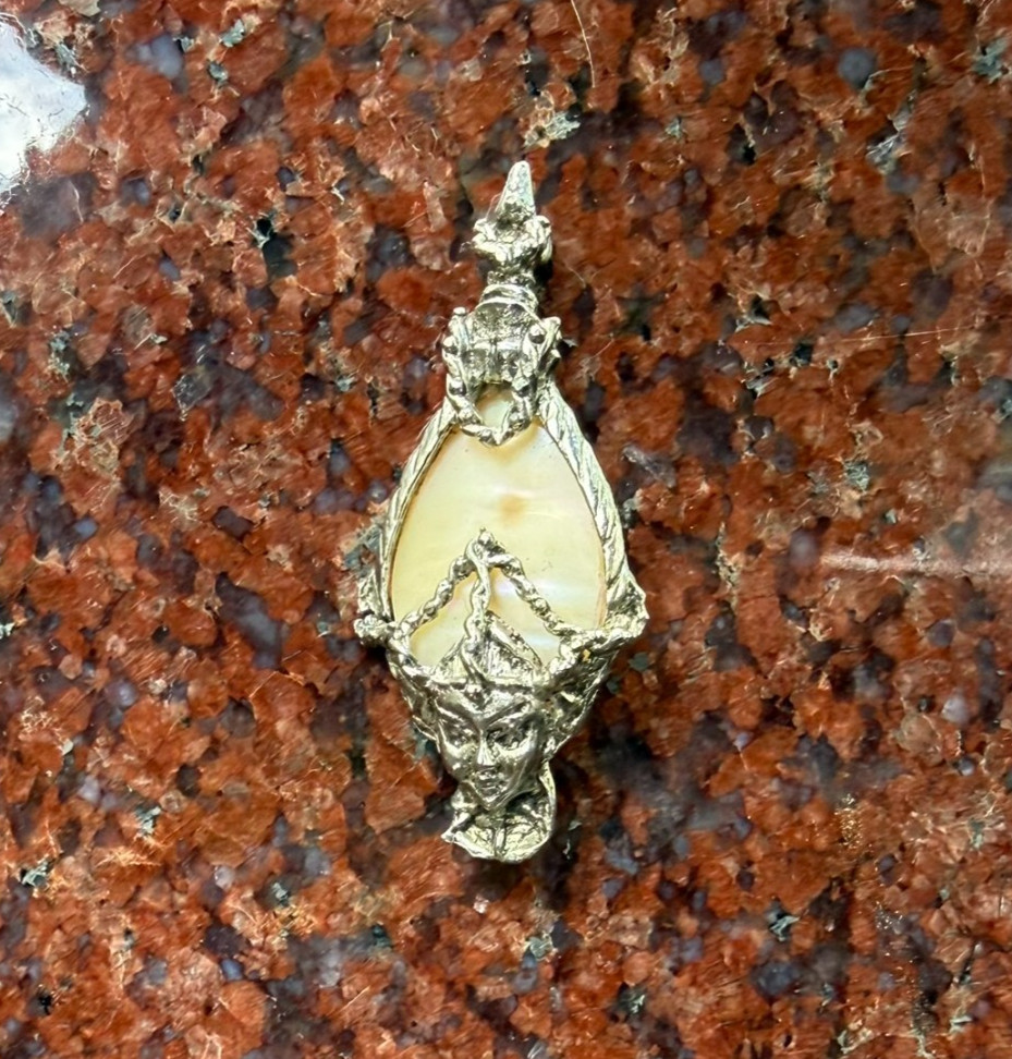 Vintage Selro Selini Asian Goddess Face Pendant Pen Mother of Pearl 1950s WORKS