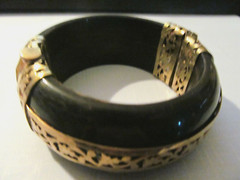 VINTAGE CHUCKY TRIBAL BONE/HORN w/BRASS GOLD ETCHINGS PIN CLASP BANGLE BRACELET