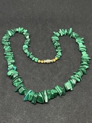 VINTAGE Women Malachite Irregular Stone Beaded 16”Boho Nature Colorful Necklace