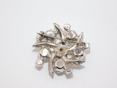 A372-VINTAGE PIN/BROOCH~CLEAR PRONG SET STONES~1.5″ WIDE~LOVELY!