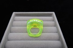 Vtg 60’s Green Mod Acrylic Resin Glow in the Dark Ring Retro Fashion Size 5.25