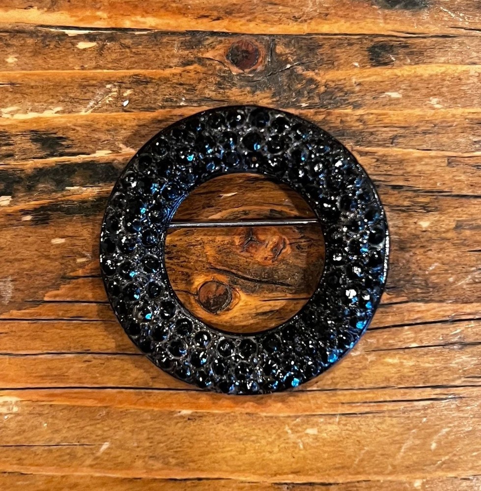 Vintage Weiss Black Rhinestone Circle Brooch Pin