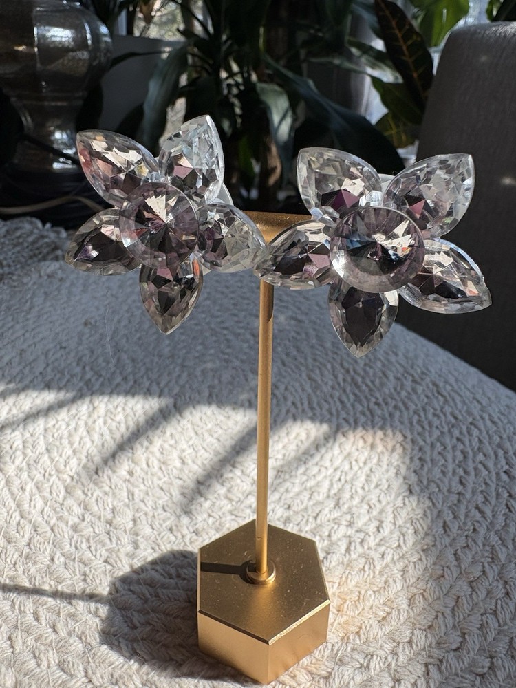 Beautiful vintage acrylic lucite flower clip on earrings
