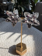 Beautiful vintage acrylic lucite flower clip on earrings