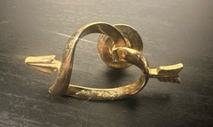 VTG AVON PIN HEART AND ARROW DESIGN GOLD TONE METAL PUSH-ON BACK K 8012