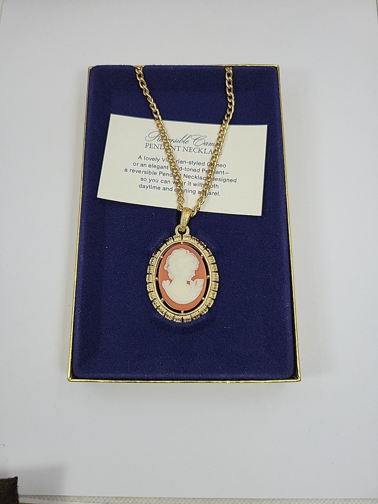 Vintage AVON 1974 Reversible Cameo Pendant Necklace 24″ Chain, Original Box