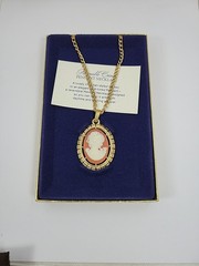 Vintage AVON 1974 Reversible Cameo Pendant Necklace 24″ Chain, Original Box