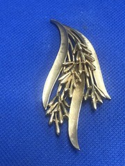 VTG CROWN TRIFARI TRIFARIUM HIGH GLOSS & MATE FINISH GOLD TONE FLORAL BROOCH PIN