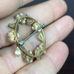 Krementz Copper Tone Gold Plated Round Leaf Rose Pin Brooch Signed Vtg Wreath