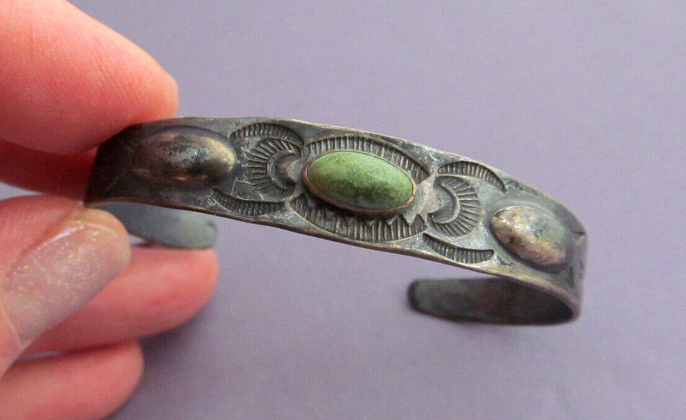 VINTAGE OLD PAWN STERLING OVAL GREEN TURQUOISE TOOL ARROW FEATHER CUFF BRACELET