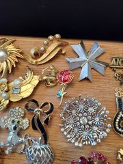 Huge Lot Of Vintage Booch/ Pins Trifari Lisner Roman Jj Avon Gerrys Rafaelian