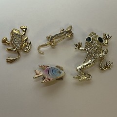 VTG Tiny Brooches Pins Gold Tone Lizard Green Eyed Frog Trifari Frog Kore Fish
