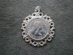 Queen Elizabeth II Vtg Shiny Sixpence Coin in Ornate Silvertone Mount 6.2g