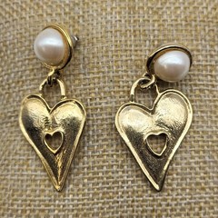 Fab retro matte gold plated heart faux pearl earrings dangle Valentines Love