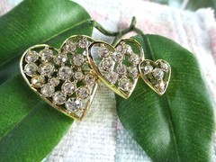 VINTAGE GOLD TONE CRYSTAL TRIPLE HEART BROOCH MADE USA