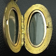 Vintage 12K GF W.C. Co Engraved Oval Photo Locket 17″ Necklace