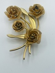 Vtg Unsigned Gold Tone plated? Brooch With 4 Roses in a Bouquet Style Setting.