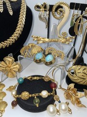 29 Pcs Vintage Gold Tone High End Jewelry Brooch Necklace Earrings Bracelet Lot