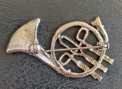 Vintage Unbranded Textured Silver Tone French Horn Brooch Pin 1-5/8″ x 1-3/8″