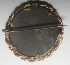 c189O ANTIQUE MOURNING 1 1/4″ PIN with GREAT PHOTO in ORNATE BRASS FRAME