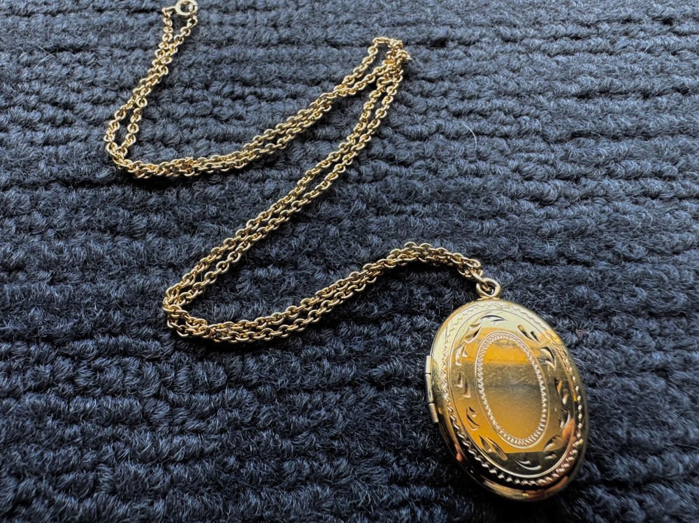 Vintage 12K Gold Filled Hand Etched Oval Locket Pendant Necklace With 20in Chain