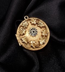 Vintage 1970s-1980s Gold-Tone Floral Locket Pendant
