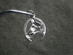 Horse Head in Horseshoe Vintage Silvertone Bracelet Charm Pendant 1.1g