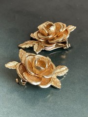 Village Sarah Coventry ” American Beauty” Rose Clip-on Earrings Gold Tone 1961