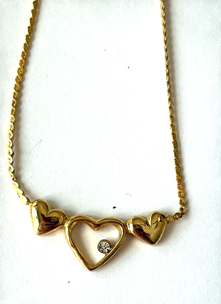VTG DAINTY TRIPLE HEART NECKLACE WITH LITTLE CRYSTAL GOLD TONE 16″
