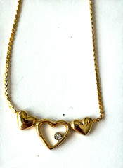 VTG DAINTY TRIPLE HEART NECKLACE WITH LITTLE CRYSTAL GOLD TONE 16″