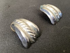 Vintage 24mm Silver Tone Metal Stud Earrings – Classic Retro Wave Design