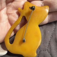 Vintage 13.3g Butterscotch Yellow Bakelite Sitting Cat Painted Pin Brooch