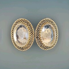 Vtg WHITING & DAVIS Reverse Carved Glass CAMEO Gold Tone Clip Earrings 1-1/8”