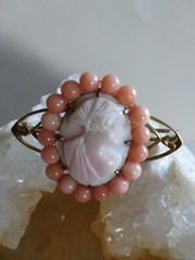 ART DECO 10K GOLD ANGEL SKIN CORAL HAND CAMEO PIN BROOCH BEAUTY