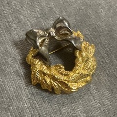 Vtg Mixed Metal Gold & Silver Tone Holly Berries Bow Wreath Brooch Pin