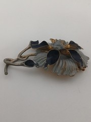 1930s 3.5 in gold tone 3D gray black enamel Flower design fur/dress clip