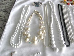LOT OF 17 PIECES OF VINTAGE COSTUME JEWELRY NECKLACES & BRACELETS ALL WEARABLE