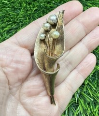 Vintage Francois ( Coro ) Textured Gold Tone Swirled Leaf W 4 Pearls Pin Brooch
