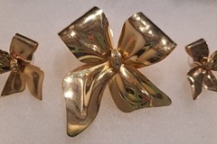 Vintage TONA Gold Tone Bow Brooch Large Ribbon w/ Rhinestone & Matching Earrings