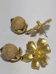 Vintage Gold Tone Flower & Wood Bead Stud Dangle Earrings 2″. BOHO. 70’s.