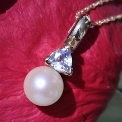 14k yellow gold pendant 6.7mm Akoya cultured pearl 0.24ct tanzanite 1.75g